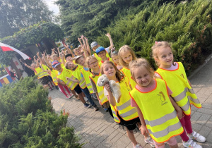 Grupa przedszkolna w drodze na sprzątanie świata