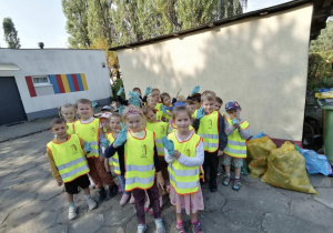 Grupa dzieci wróciła do przedszkola ze sprzątania świata