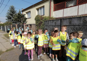 Grupa dzieci w drodze na sprzątanie świata