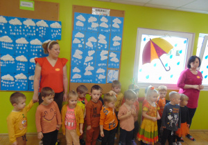Dzieci z Paniami na holu przedszkolnym
