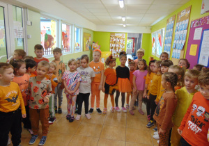 Grupa dzieci na holu przedszkolnym