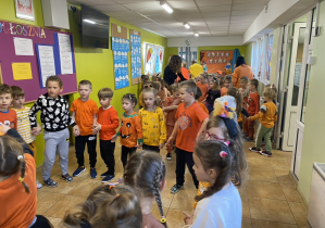 Dzieci tańczące w kole na przedszkolnym holu