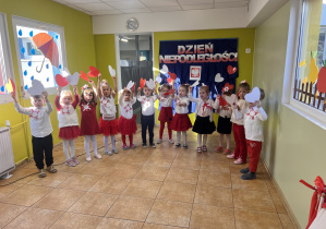 Grupa dzieci w flagami Polski
