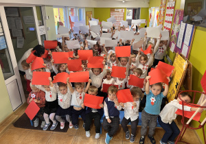 Dzieci tworzą flagę Polski