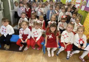 Dzieci na holu przedszkolnym w trakcie apelu z okazji Święta Niepodległości