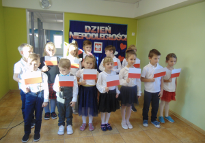Grupa dzieci w flagami Polski