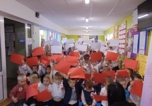 Dzieci tworzą flagę Polski