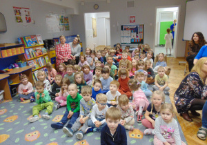 Dzieci w sali przedszkolnej