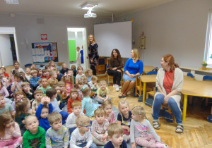 Dzieci w sali przedszkolnej