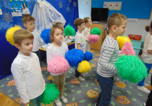 Dzieci tańczące z pomponami