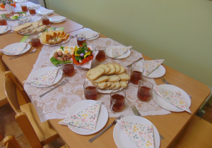 Wielkanocne potrawy na stole
