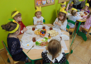 Dzieci siedzące przy stołach wielkanocnych