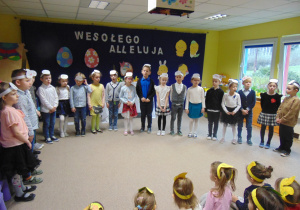 Dzieci prezentują piosenkę "Święta biją dzwony".