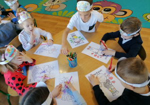 Dzieci malują kolorowankę z okazji Dnia Kobiet